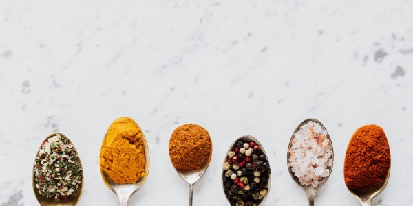 Mélanges d'épices, rubs & marinades : guide pour sublimer vos plats